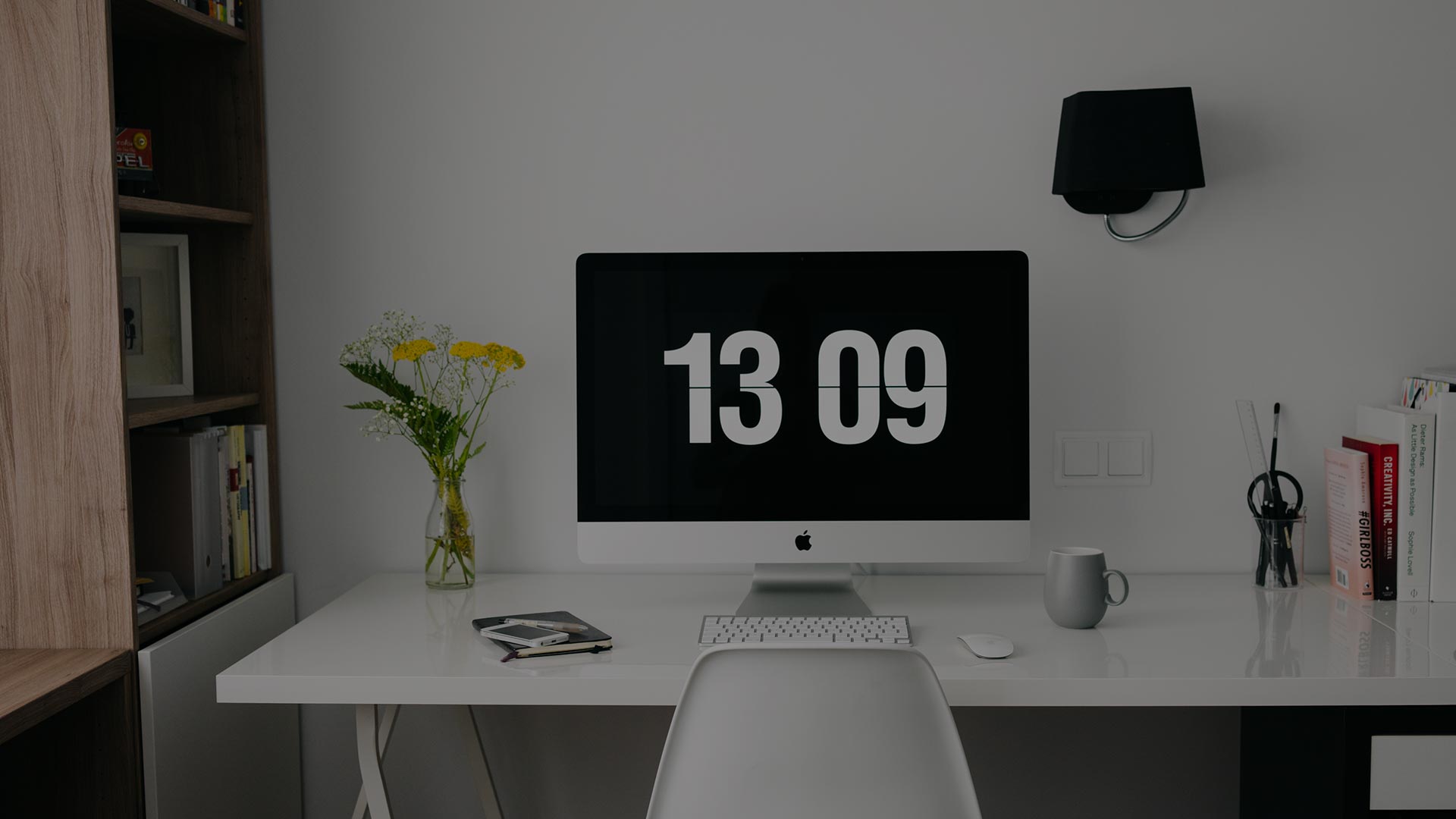 Mac tech support at home – a tidy Mac setup on a desk